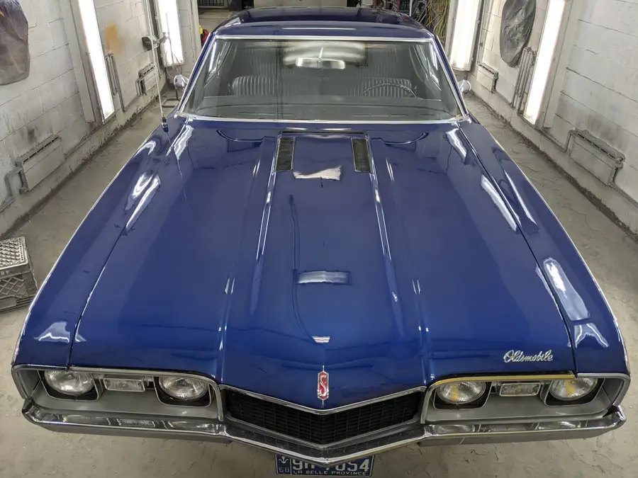 Oldsmobile classique bleue au capot à finition brillante