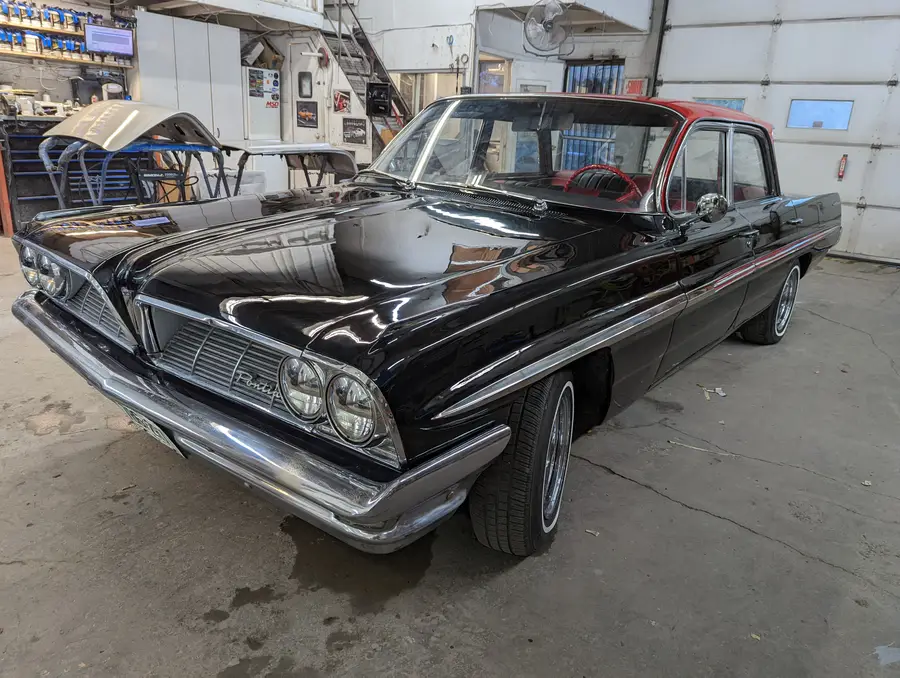 Pontiac classique noire dans l’atelier SLM Auto