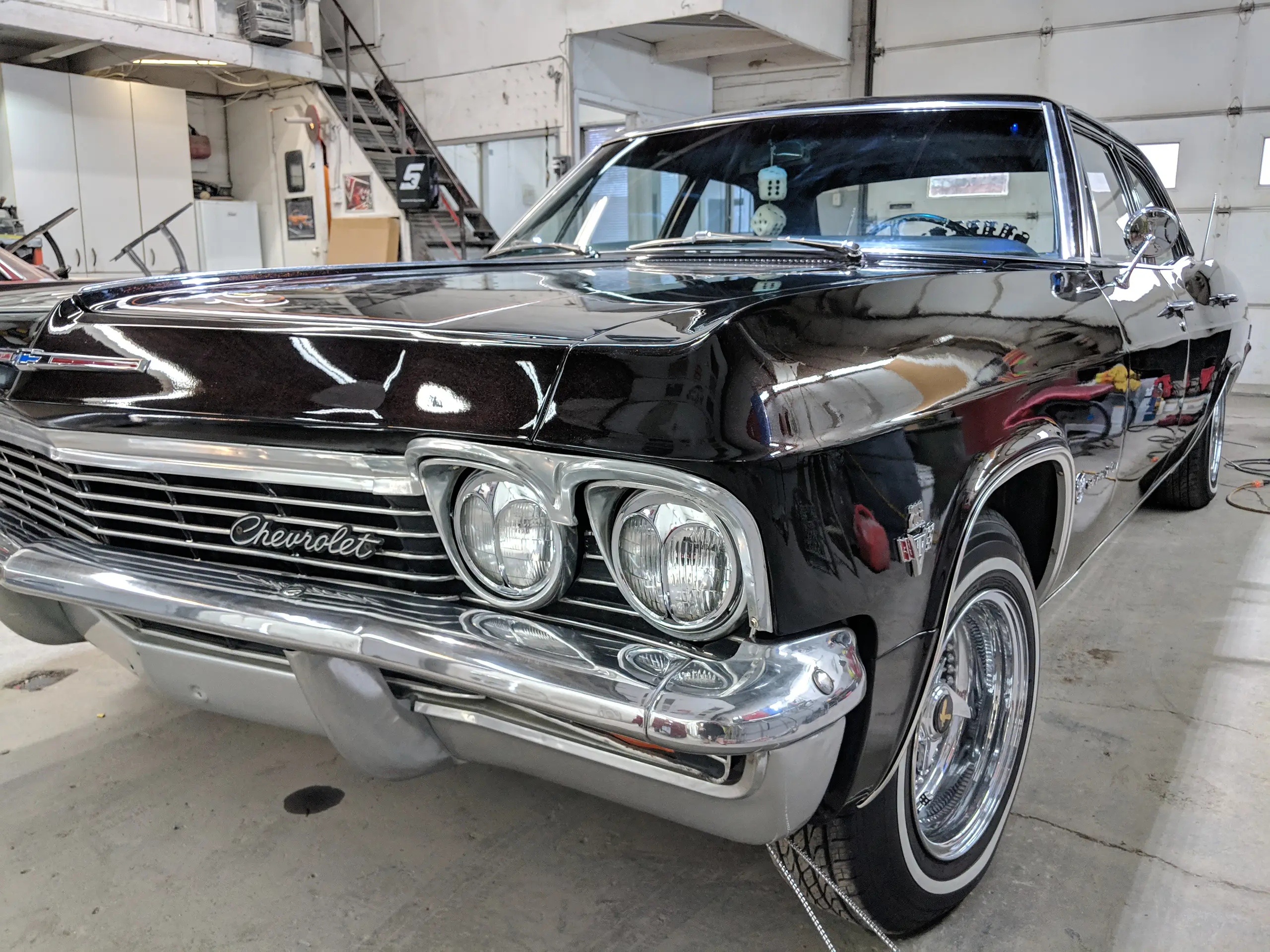 Chevrolet Impala noire photographiée dans l’atelier SLM Auto