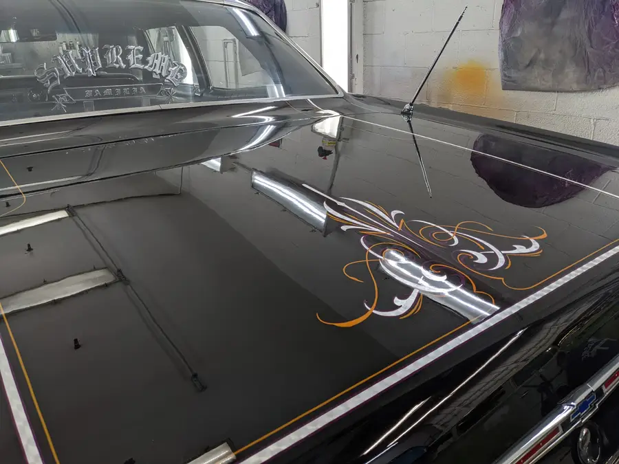 Détail de peinture sur une voiture classique noire