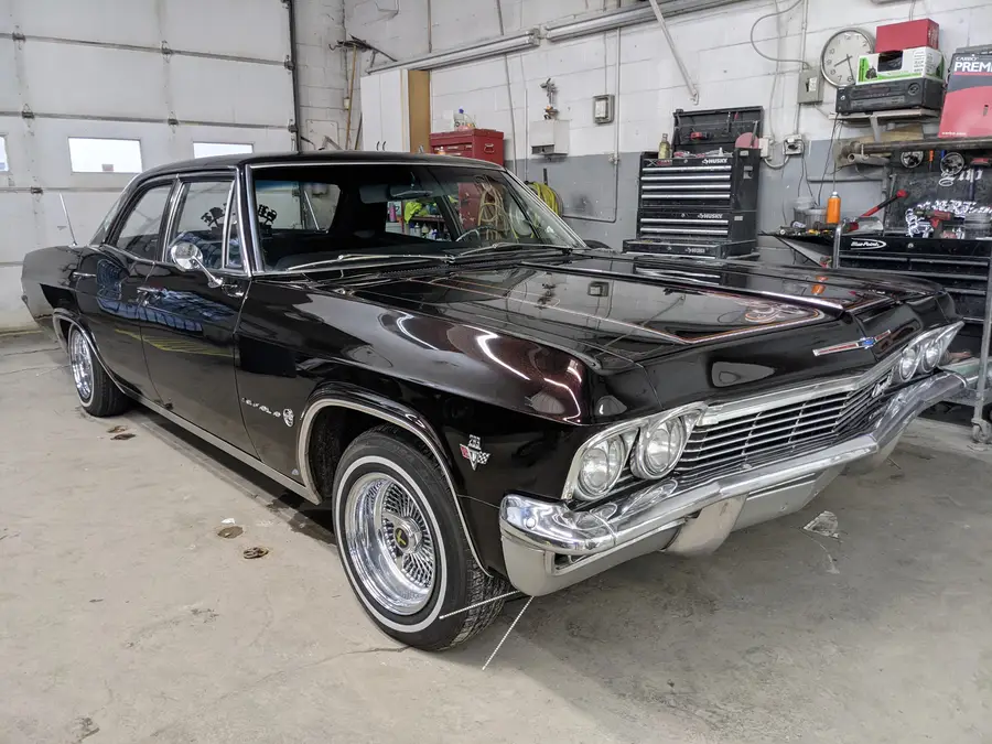 Chevrolet Impala 1965 noire dans l’atelier