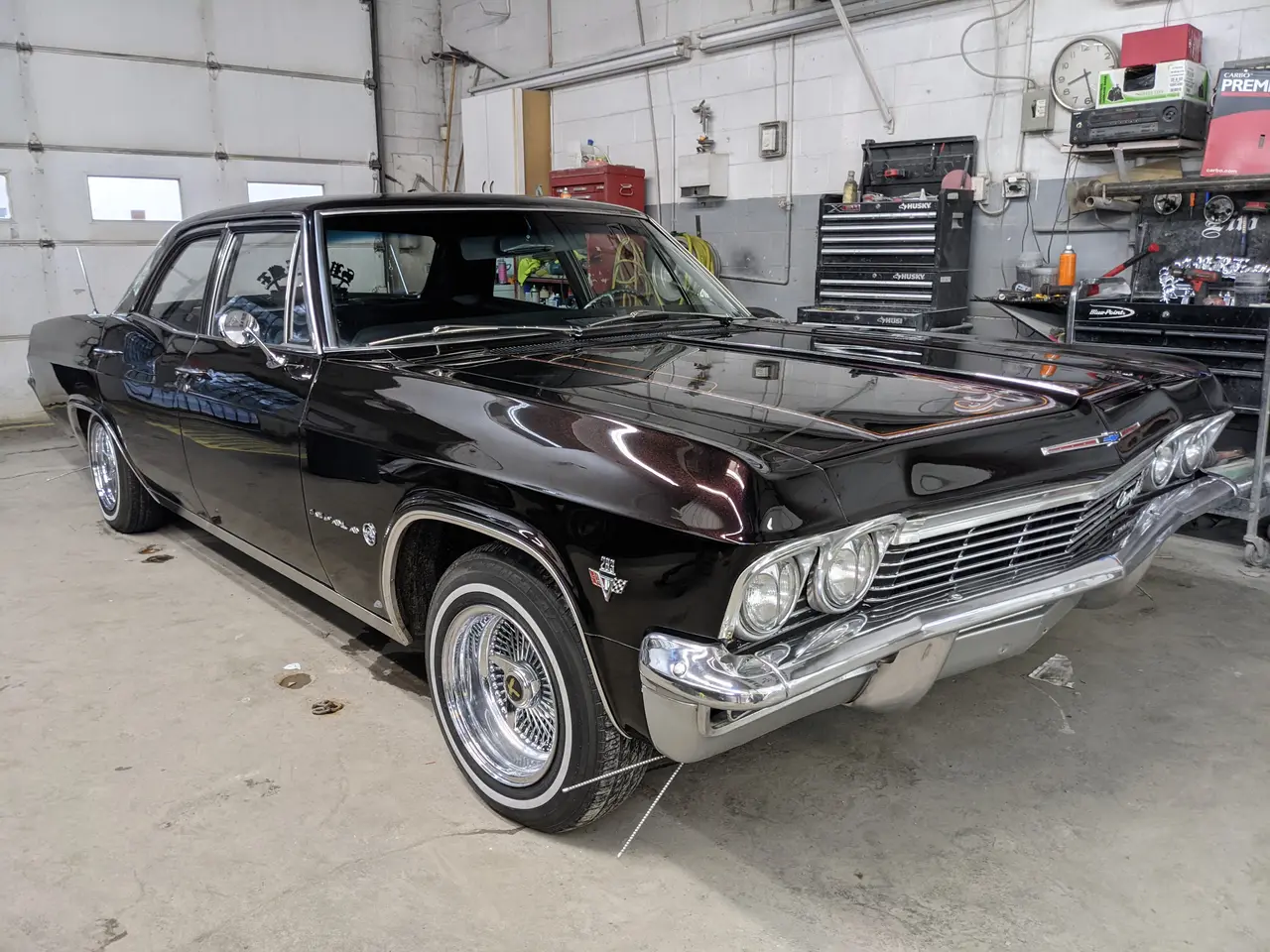 Chevrolet Impala 1965 noire dans l’atelier