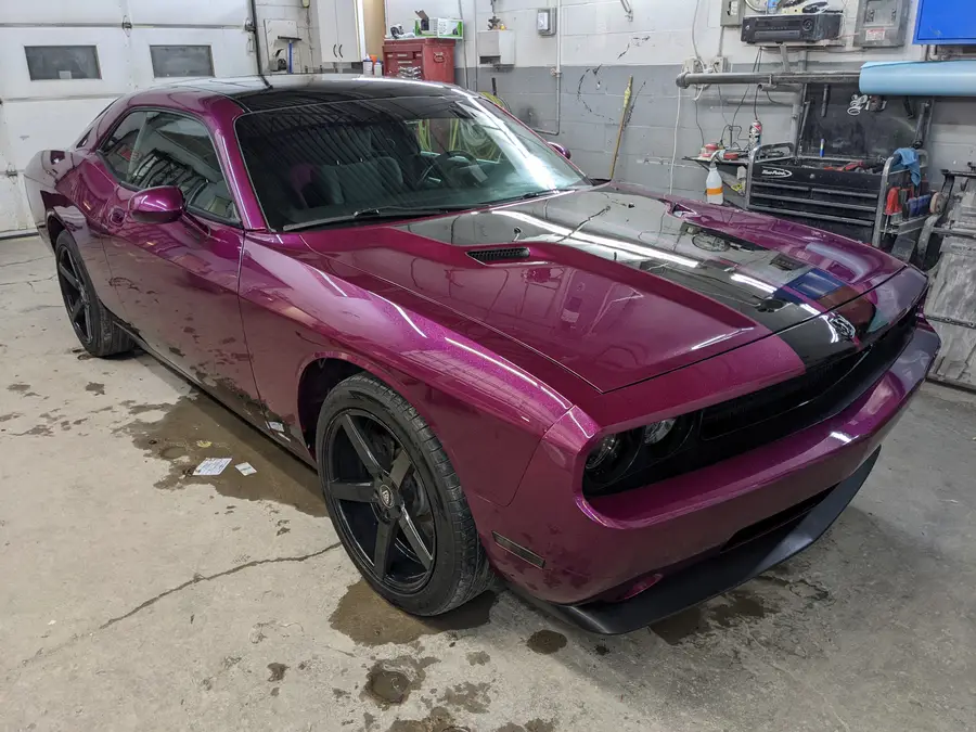 Dodge Challenger mauve photographiée dans l’atelier SLM Auto