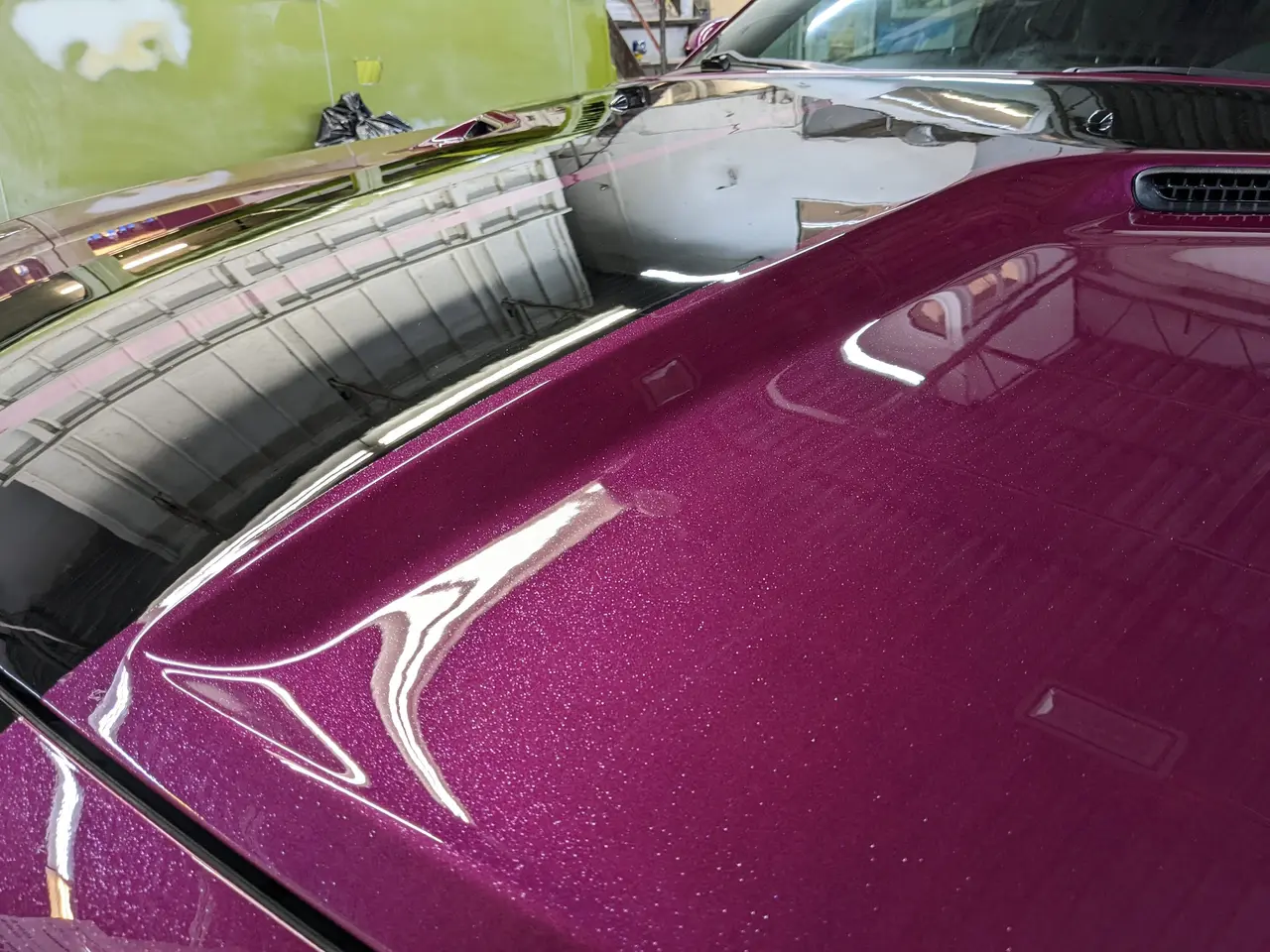 Capot magenta à paillettes fines, reflets nets sur toute la surface