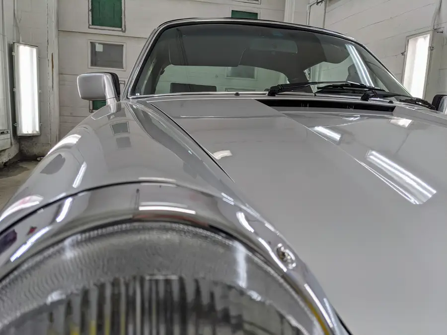 Voiture sport argentée aux panneaux restaurés