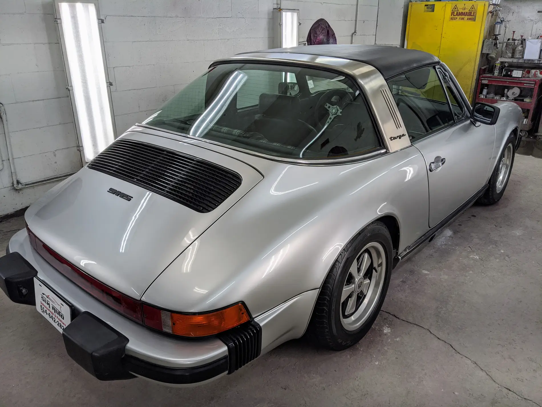 Porsche 911 Targa argentée photographiée dans l’atelier